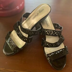 Cute & Sexy Black Open Weave Easy Street Sandals w Low Heel 8M